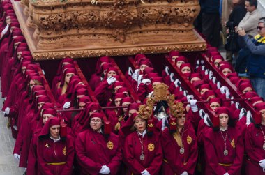 Velez Malaga, İspanya - 25 Mart 2018 insanlar geçit töreninde kutsal hafta İspanyol bir şehirde, Paskalya katılan