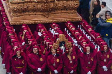 Velez Malaga, İspanya - 25 Mart 2018 insanlar geçit töreninde kutsal hafta İspanyol bir şehirde, Paskalya katılan