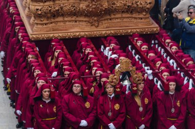 Velez Malaga, İspanya - 25 Mart 2018 insanlar geçit töreninde kutsal hafta İspanyol bir şehirde, Paskalya katılan