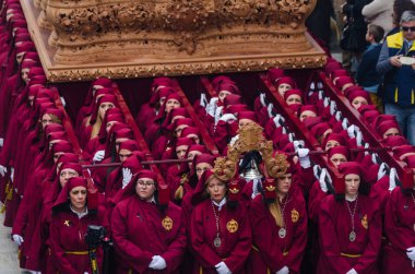 Velez Malaga, İspanya - 25 Mart 2018 insanlar geçit töreninde kutsal hafta İspanyol bir şehirde, Paskalya katılan