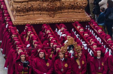 Velez Malaga, İspanya - 25 Mart 2018 insanlar geçit töreninde kutsal hafta İspanyol bir şehirde, Paskalya katılan