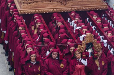 Velez Malaga, İspanya - 25 Mart 2018 insanlar geçit töreninde kutsal hafta İspanyol bir şehirde, Paskalya katılan