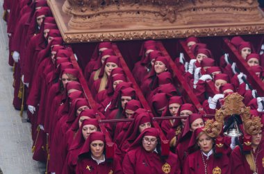 Velez Malaga, İspanya - 25 Mart 2018 insanlar geçit töreninde kutsal hafta İspanyol bir şehirde, Paskalya katılan