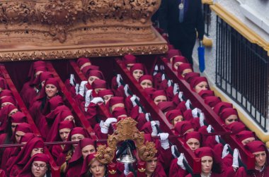 Velez Malaga, İspanya - 25 Mart 2018 insanlar geçit töreninde kutsal hafta İspanyol bir şehirde, Paskalya katılan