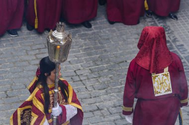 Velez Malaga, İspanya - 25 Mart 2018 insanlar geçit töreninde kutsal hafta İspanyol bir şehirde, Paskalya katılan