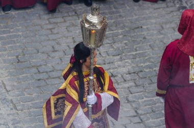 Velez Malaga, İspanya - 25 Mart 2018 insanlar geçit töreninde kutsal hafta İspanyol bir şehirde, Paskalya katılan