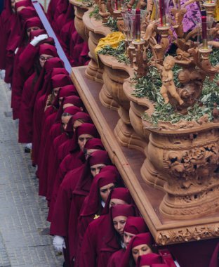 Velez Malaga, İspanya - 25 Mart 2018 insanlar geçit töreninde kutsal hafta İspanyol bir şehirde, Paskalya katılan