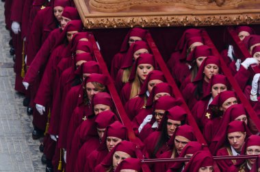 Velez Malaga, İspanya - 25 Mart 2018 insanlar geçit töreninde kutsal hafta İspanyol bir şehirde, Paskalya katılan