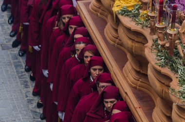 Velez Malaga, İspanya - 25 Mart 2018 insanlar geçit töreninde kutsal hafta İspanyol bir şehirde, Paskalya katılan