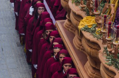 Velez Malaga, İspanya - 25 Mart 2018 insanlar geçit töreninde kutsal hafta İspanyol bir şehirde, Paskalya katılan