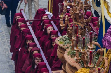 Velez Malaga, İspanya - 25 Mart 2018 insanlar geçit töreninde kutsal hafta İspanyol bir şehirde, Paskalya katılan