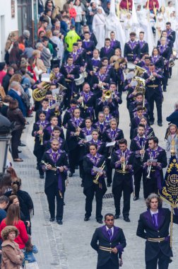 Velez Malaga, İspanya - 25 Mart 2018 insanlar geçit töreninde kutsal hafta İspanyol bir şehirde, Paskalya katılan