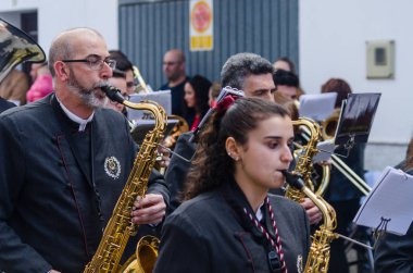 Velez Malaga, İspanya - 25 Mart 2018 insanlar geçit töreninde kutsal hafta İspanyol bir şehirde, Paskalya katılan