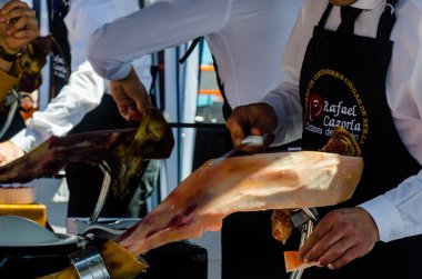 Nerja, İspanya - 15 Nisan 2018 Nerja, Andalusia, harika bir gösteri becerilerinin yer alan Jamon Serrano kesme olay profesyonellerin geleneksel rekabet