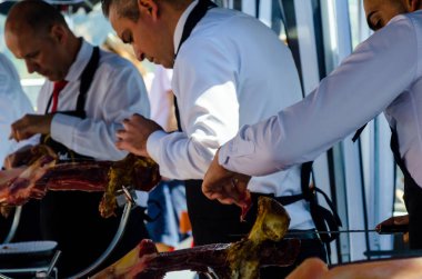 Nerja, İspanya - 15 Nisan 2018 Nerja, Andalusia, harika bir gösteri becerilerinin yer alan Jamon Serrano kesme olay profesyonellerin geleneksel rekabet