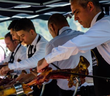 Nerja, İspanya - 15 Nisan 2018 Nerja, Andalusia, harika bir gösteri becerilerinin yer alan Jamon Serrano kesme olay profesyonellerin geleneksel rekabet