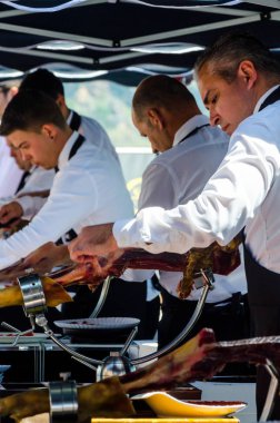 Nerja, İspanya - 15 Nisan 2018 Nerja, Andalusia, harika bir gösteri becerilerinin yer alan Jamon Serrano kesme olay profesyonellerin geleneksel rekabet