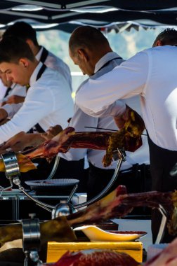 Nerja, İspanya - 15 Nisan 2018 Nerja, Andalusia, harika bir gösteri becerilerinin yer alan Jamon Serrano kesme olay profesyonellerin geleneksel rekabet