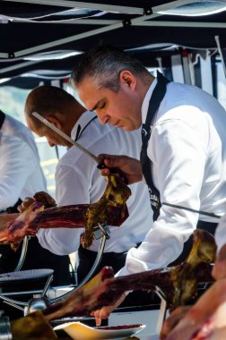 Nerja, İspanya - 15 Nisan 2018 Nerja, Andalusia, harika bir gösteri becerilerinin yer alan Jamon Serrano kesme olay profesyonellerin geleneksel rekabet