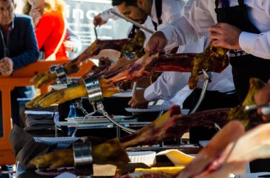 Nerja, İspanya - 15 Nisan 2018 Nerja, Andalusia, harika bir gösteri becerilerinin yer alan Jamon Serrano kesme olay profesyonellerin geleneksel rekabet