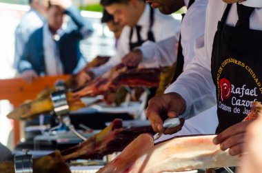 Nerja, İspanya - 15 Nisan 2018 Nerja, Andalusia, harika bir gösteri becerilerinin yer alan Jamon Serrano kesme olay profesyonellerin geleneksel rekabet