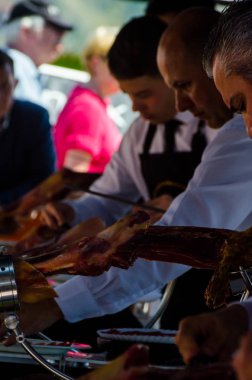 Nerja, İspanya - 15 Nisan 2018 Nerja, Andalusia, harika bir gösteri becerilerinin yer alan Jamon Serrano kesme olay profesyonellerin geleneksel rekabet