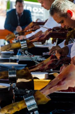 Nerja, İspanya - 15 Nisan 2018 Nerja, Andalusia, harika bir gösteri becerilerinin yer alan Jamon Serrano kesme olay profesyonellerin geleneksel rekabet