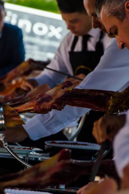 Nerja, İspanya - 15 Nisan 2018 Nerja, Andalusia, harika bir gösteri becerilerinin yer alan Jamon Serrano kesme olay profesyonellerin geleneksel rekabet