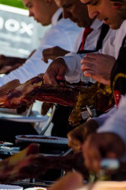 Nerja, İspanya - 15 Nisan 2018 Nerja, Andalusia, harika bir gösteri becerilerinin yer alan Jamon Serrano kesme olay profesyonellerin geleneksel rekabet