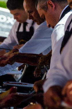 Nerja, İspanya - 15 Nisan 2018 Nerja, Andalusia, harika bir gösteri becerilerinin yer alan Jamon Serrano kesme olay profesyonellerin geleneksel rekabet