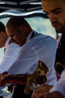 Nerja, İspanya - 15 Nisan 2018 Nerja, Andalusia, harika bir gösteri becerilerinin yer alan Jamon Serrano kesme olay profesyonellerin geleneksel rekabet