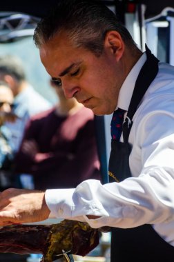 Nerja, İspanya - 15 Nisan 2018 Nerja, Andalusia, harika bir gösteri becerilerinin yer alan Jamon Serrano kesme olay profesyonellerin geleneksel rekabet