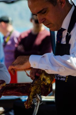 Nerja, İspanya - 15 Nisan 2018 Nerja, Andalusia, harika bir gösteri becerilerinin yer alan Jamon Serrano kesme olay profesyonellerin geleneksel rekabet