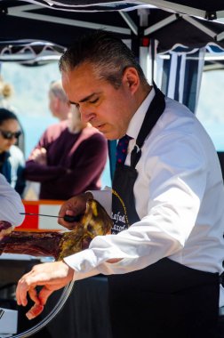 Nerja, İspanya - 15 Nisan 2018 Nerja, Andalusia, harika bir gösteri becerilerinin yer alan Jamon Serrano kesme olay profesyonellerin geleneksel rekabet