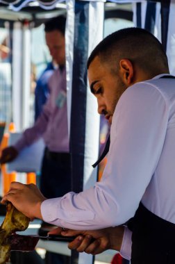 Nerja, İspanya - 15 Nisan 2018 Nerja, Andalusia, harika bir gösteri becerilerinin yer alan Jamon Serrano kesme olay profesyonellerin geleneksel rekabet