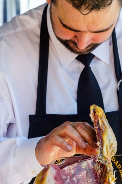 Nerja, İspanya - 15 Nisan 2018 Nerja, Andalusia, harika bir gösteri becerilerinin yer alan Jamon Serrano kesme olay profesyonellerin geleneksel rekabet