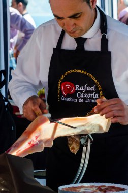 Nerja, İspanya - 15 Nisan 2018 Nerja, Andalusia, harika bir gösteri becerilerinin yer alan Jamon Serrano kesme olay profesyonellerin geleneksel rekabet