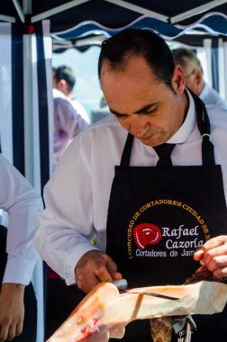 Nerja, İspanya - 15 Nisan 2018 Nerja, Andalusia, harika bir gösteri becerilerinin yer alan Jamon Serrano kesme olay profesyonellerin geleneksel rekabet