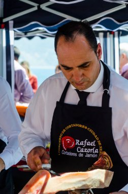 Nerja, İspanya - 15 Nisan 2018 Nerja, Andalusia, harika bir gösteri becerilerinin yer alan Jamon Serrano kesme olay profesyonellerin geleneksel rekabet