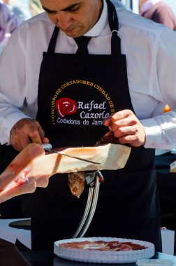 Nerja, İspanya - 15 Nisan 2018 Nerja, Andalusia, harika bir gösteri becerilerinin yer alan Jamon Serrano kesme olay profesyonellerin geleneksel rekabet