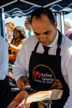 Nerja, İspanya - 15 Nisan 2018 Nerja, Andalusia, harika bir gösteri becerilerinin yer alan Jamon Serrano kesme olay profesyonellerin geleneksel rekabet