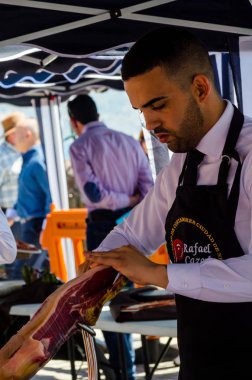 Nerja, İspanya - 15 Nisan 2018 Nerja, Andalusia, harika bir gösteri becerilerinin yer alan Jamon Serrano kesme olay profesyonellerin geleneksel rekabet