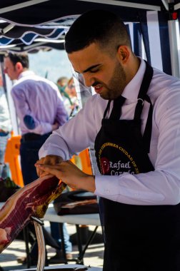 Nerja, İspanya - 15 Nisan 2018 Nerja, Andalusia, harika bir gösteri becerilerinin yer alan Jamon Serrano kesme olay profesyonellerin geleneksel rekabet