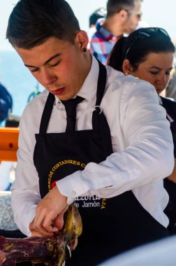 Nerja, İspanya - 15 Nisan 2018 Nerja, Andalusia, harika bir gösteri becerilerinin yer alan Jamon Serrano kesme olay profesyonellerin geleneksel rekabet