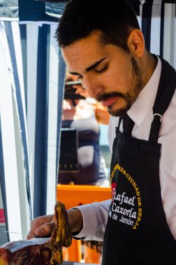 Nerja, İspanya - 15 Nisan 2018 Nerja, Andalusia, harika bir gösteri becerilerinin yer alan Jamon Serrano kesme olay profesyonellerin geleneksel rekabet