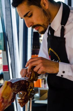 Nerja, İspanya - 15 Nisan 2018 Nerja, Andalusia, harika bir gösteri becerilerinin yer alan Jamon Serrano kesme olay profesyonellerin geleneksel rekabet