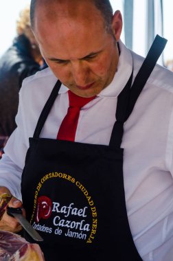 Nerja, İspanya - 15 Nisan 2018 Nerja, Andalusia, harika bir gösteri becerilerinin yer alan Jamon Serrano kesme olay profesyonellerin geleneksel rekabet