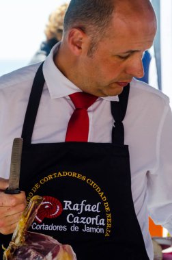 Nerja, İspanya - 15 Nisan 2018 Nerja, Andalusia, harika bir gösteri becerilerinin yer alan Jamon Serrano kesme olay profesyonellerin geleneksel rekabet