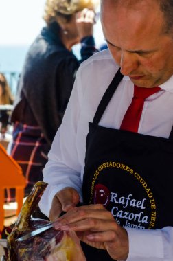 Nerja, İspanya - 15 Nisan 2018 Nerja, Andalusia, harika bir gösteri becerilerinin yer alan Jamon Serrano kesme olay profesyonellerin geleneksel rekabet