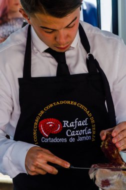 Nerja, İspanya - 15 Nisan 2018 Nerja, Andalusia, harika bir gösteri becerilerinin yer alan Jamon Serrano kesme olay profesyonellerin geleneksel rekabet